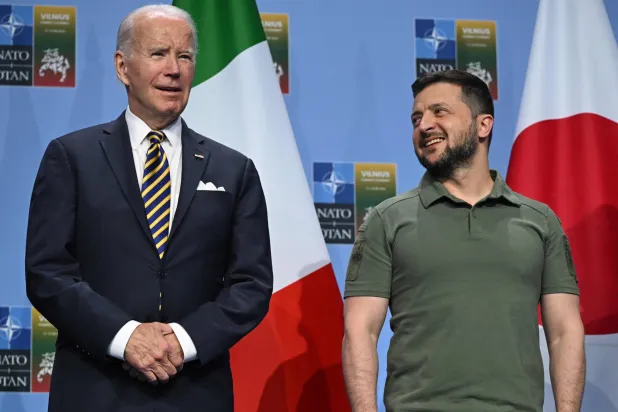 الرئيسان الأميركي والأوكراني خلال قمة الناتو (أ.ف.ب)