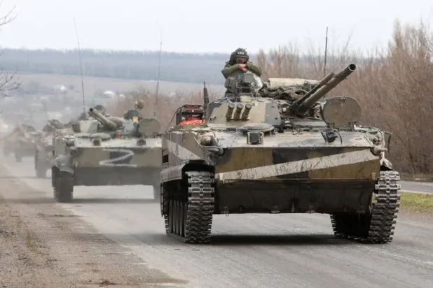 مدرعات روسية في كييف (رويترز)