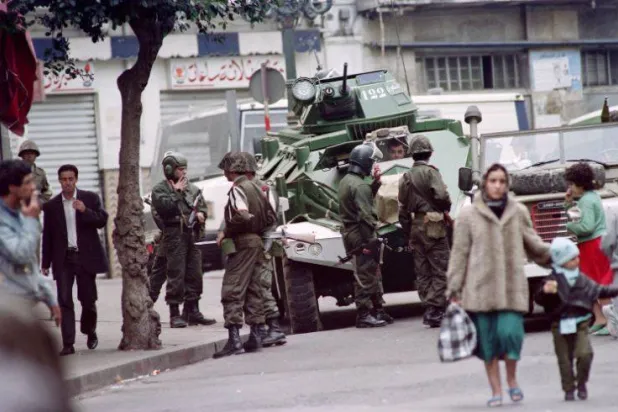 17 جنوری 1992 کو الجزائر کے دارالحکومت میں باب الوادی محلے میں الجزائر کی سیکورٹی فورسز، اس علاقے کو "اسلامک سالویشن فرنٹ" کا گڑھ سمجھا جاتا تھا (اے ایف پی/گیتی)