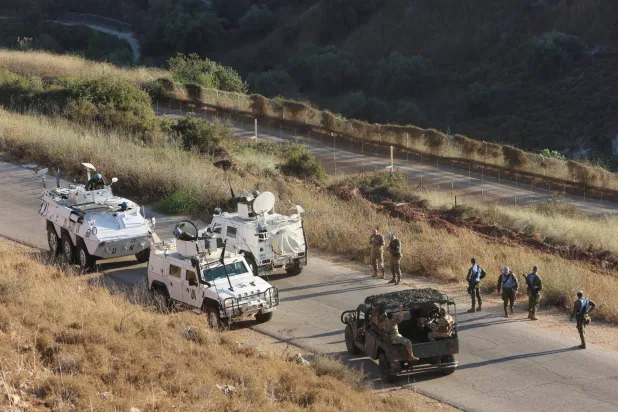 اسرائیل کے ساتھ سرحد کے قریب لبنانی قصبے خیام میں UNIFIL کے ارکان اپنی گاڑیوں کے ساتھ (رائٹرز)