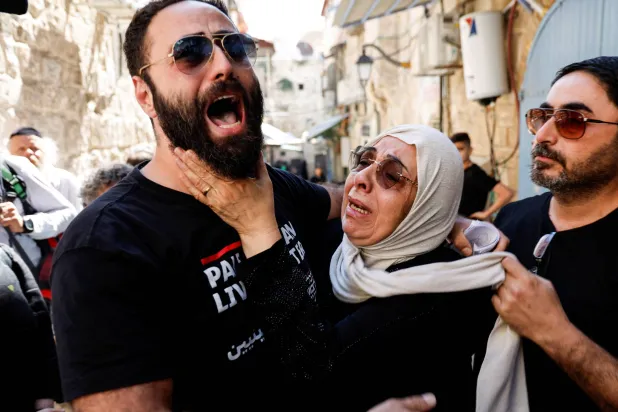 ردة فعل نورا صب لبن وابنيها أحمد ورأفت بعد طرد الأسرة من منزلها في البلدة القديمة في القدس في 11 يوليو 2023 (رويترز)