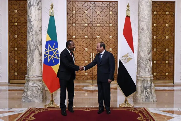 الرئيس المصري عبد الفتاح السيسي يصافح رئيس الوزراء الإثيوبي آبي أحمد بعد اجتماعهما لمناقشة أزمة السودان والسد الإثيوبي في قصر الاتحادية الرئاسي في القاهرة (رويترز)
