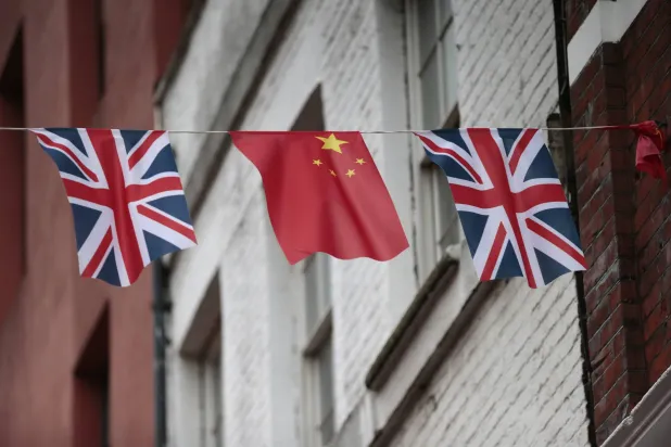 العلمان الصيني والبريطاني في الحي الصيني في لندن ببريطانيا في 19 أكتوبر 2015 (رويترز)