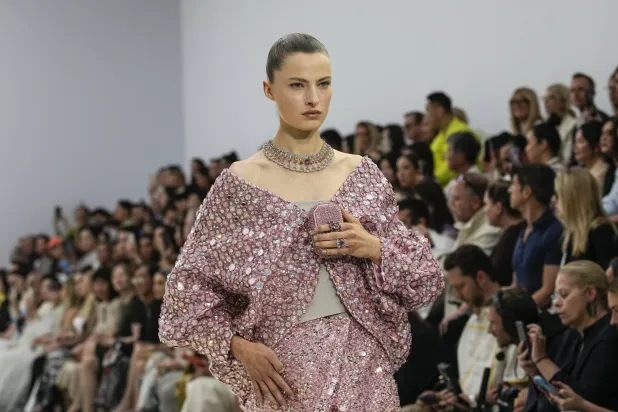 استغرقت بعض الأحجار عقوداً لجمعها والفساتين آلاف الساعات لتنفيذها (أ.ب)