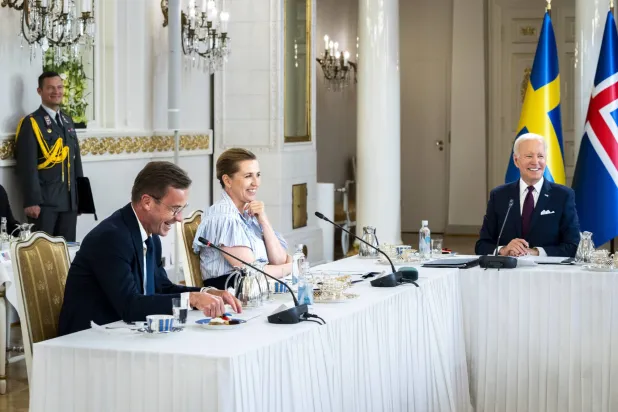 الرئيس الأميركي جو بايدن خلال القمة مع رئيسي وزراء السويد والدنمارك (إ.ب.أ)