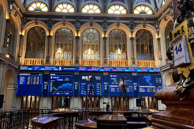 شاشات تعرض تحركات مؤشر إيبكس35 في بورصة مدريد بالعاصمة الإسبانية فيما حققت أغلب الأسواق مكاسب أسبوعية (إ.ب.أ)
