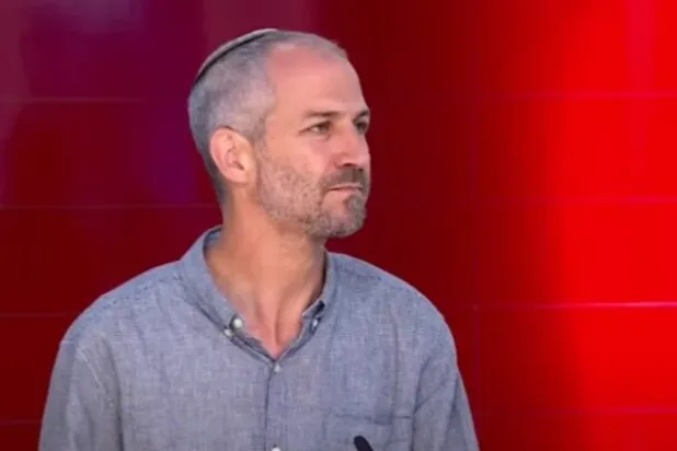 صورة من شريط فيديو للصحافي اليميني أرنون سيغال