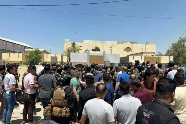 صورة متداولة للتجمع أمام مقر نقابة الصحافيين أثناء محاولة «الحشد» الاستيلاء عليه