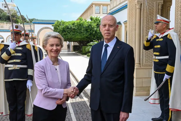 الرئيس التونسي قيس سعيد يصافح رئيسة المفوضية الأوروبية أورسولا فون دير لاين في العاصمة التونسية تونس في 11 يونيو 2023 (رويترز)