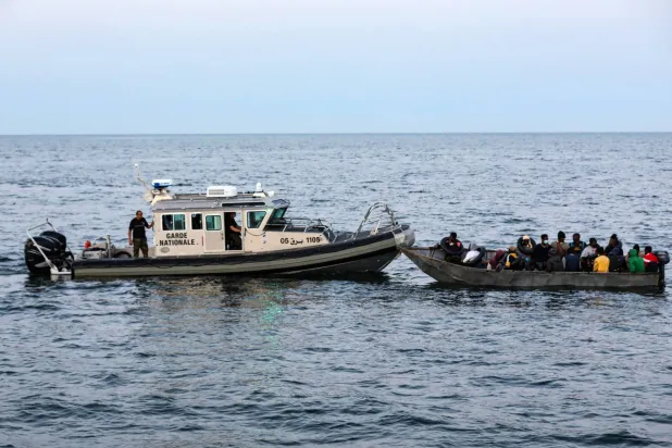 الحرس البحري التونسي يعترض قارباً صغيراً يحمل مهاجرين في البحر الأبيض المتوسط (د.ب.أ)
