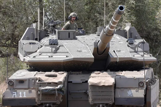 دبابة خلال مناورات إسرائيلية قرب حدود لبنان في 10 يوليو الحالي (أ.ف.ب)