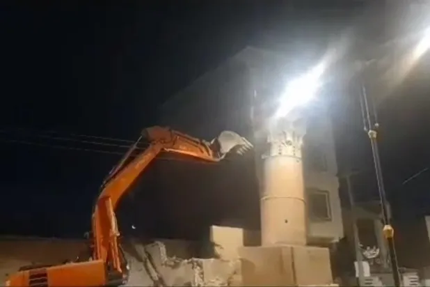 Ebu’l-Hasib’teki tarihi Serraci Camii’nin minaresini yıkan bir buldozer (Sosyal Medya)