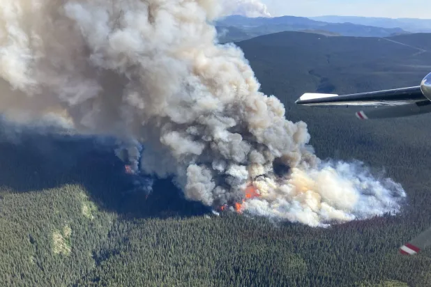 النيران والدخان يتصاعدان من حرائق الغابات في كندا (أ.ف.ب)