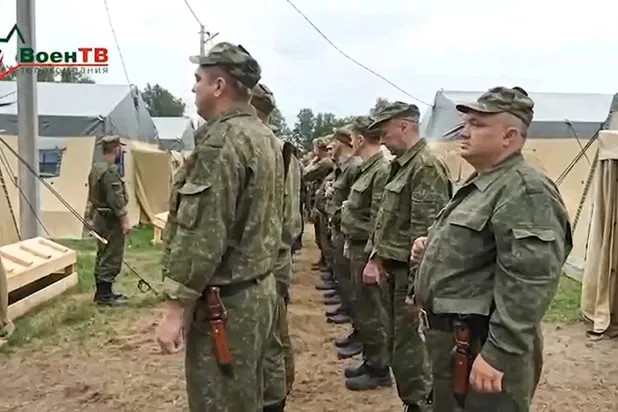 لقطة من فيديو نشرته وزارة الدفاع البيلاروسية يظهر فيه من قالت إنهم مقاتلون من «فاغنر» يدربون جنوداً من بيلاروسيا (أ.ب)