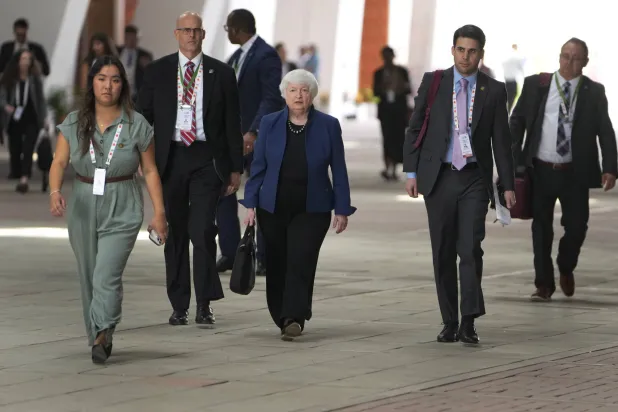 وزيرة الخزانة الأميركية جانيت يلين في طريقها إلى مؤتمر صحفي في غانديناغار الهندية (أ.ب)