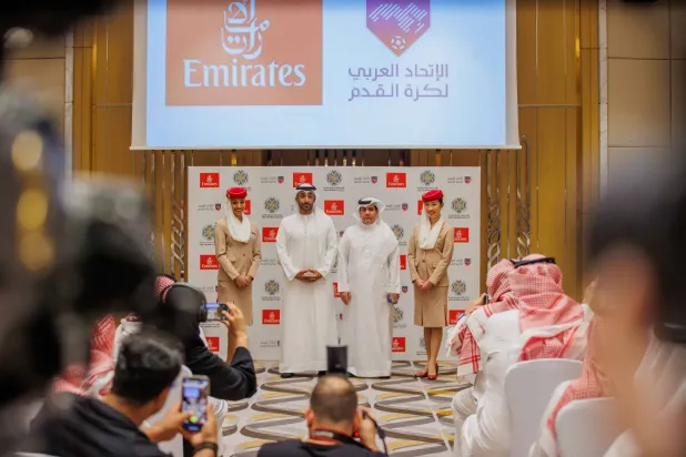 جانب من المؤتمر الصحافي لرعاية «طيران الإمارات» كأس الملك سلمان (محمد المانع)