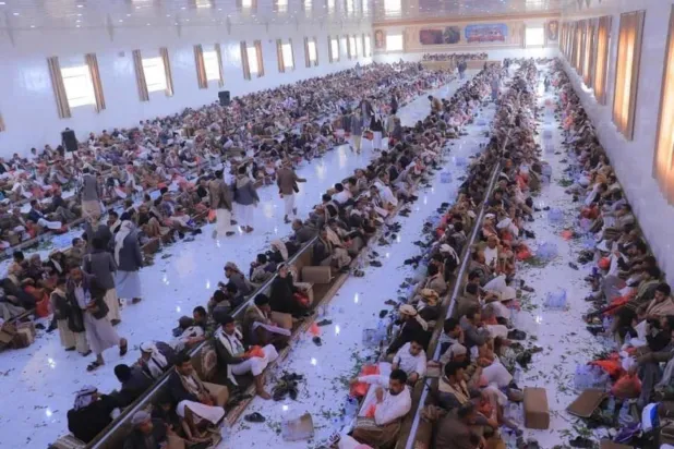 Haşd kabilesi liderlerinden birinin cenazesine katılan kalabalık, Husiler karşısındaki endişesini dile getirdi (Twitter)