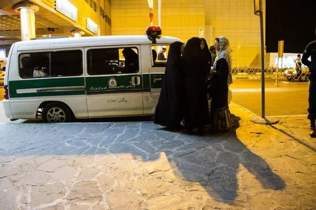 Kadın ahlak polisleri Tahran'da bir kadını başörtüsü takmadığı için gözaltına aldı (Arşiv- ISNA)