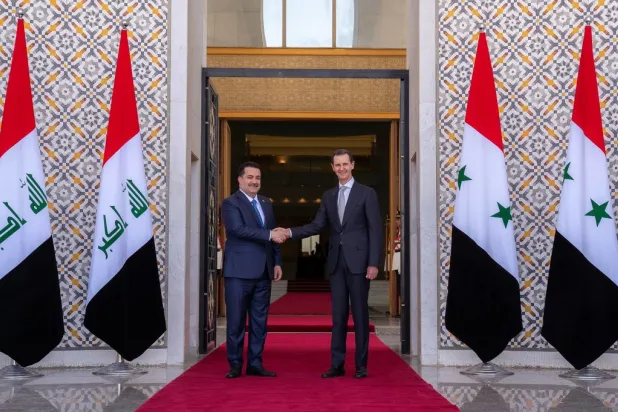 Suriye Devlet Başkanı Beşşar Esed, Şam’daki Halk Sarayı’nda Irak Başbakanı Muhammed Şiya es-Sudani ile tokalaşırken (Suriye Devlet Başkanlığı Twitter hesabı)