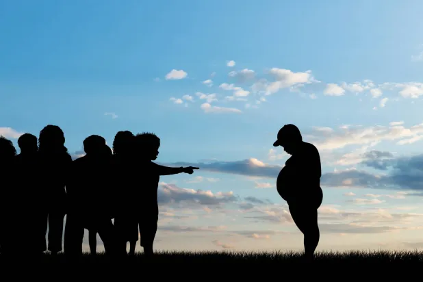 دعت الدراسة الآباء إلى تقديم الدعم النفسي لأطفالهم ونصحهم بعدم السلبية في مواجهة التمييز (أدوبي ستوك)