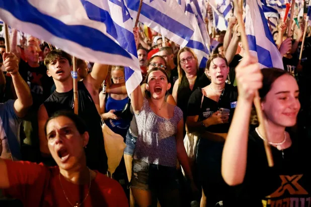 Cuma günü Tel Aviv’de Netanyahu’ya karşı düzenlenen gösteride İsrailli gençler (Reuters)