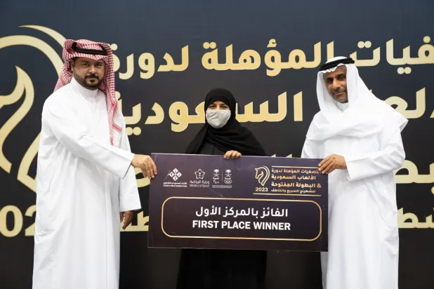 السعودية داليا السميري خلال تتويجها بجائزة المركز الأول "الشرق الأوسط"