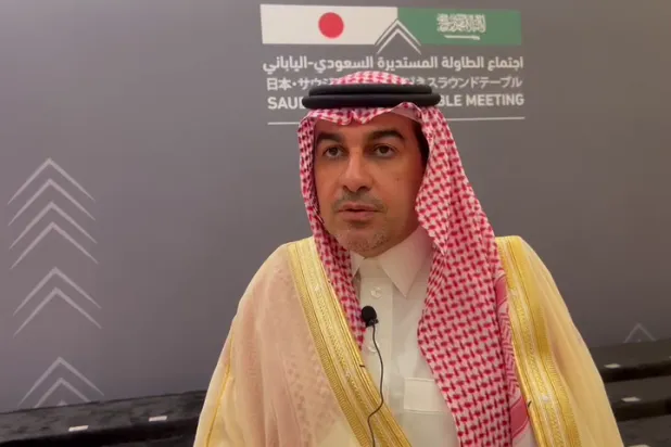 وكيل وزارة الاستثمار متحدثًا لـ«الشرق الأوسط» على هامش اجتماع الطاولة المستديرة