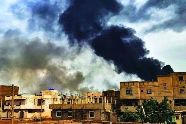 Hartum'un güneyindeki Yermuk fabrikasının yakınındaki bir gaz deposunda çıkan yangından dumanlar yükseliyor (AFP)