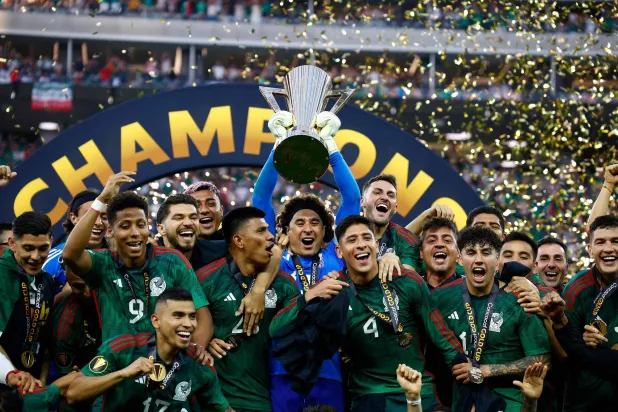 تتويج الفريق المكسيكي بالكأس (أ.ف.ب)