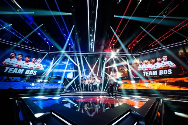 الفريق الفرنسي «بي دي إس» خلال تتويجه ليلة الاثنين (الشرق الأوسط)