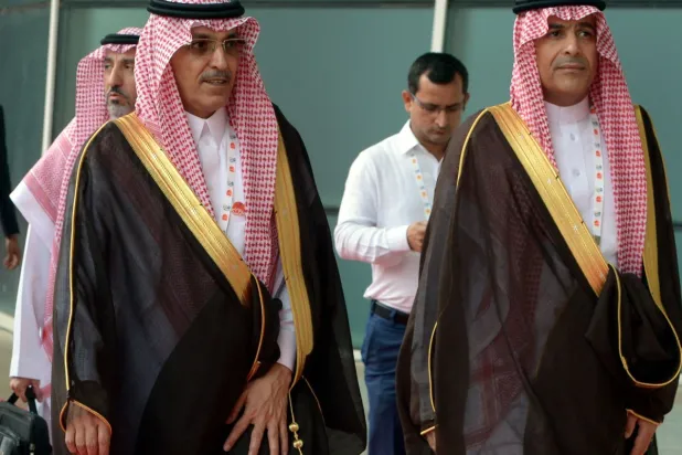 وزير المالية السعودي محمد الجدعان ومحافظ البنك المركزي أيمن السياري يصلان إلى مقر الاجتماع الوزاري لمجموعة العشرين في غانديناغار بالهند (أ.ف.ب)