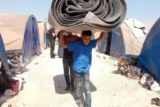 عائلات نازحة ومتضررة تنقل مقتنياتها من المخيمات إلى المساكن الجاهزة  (الشرق الأوسط)