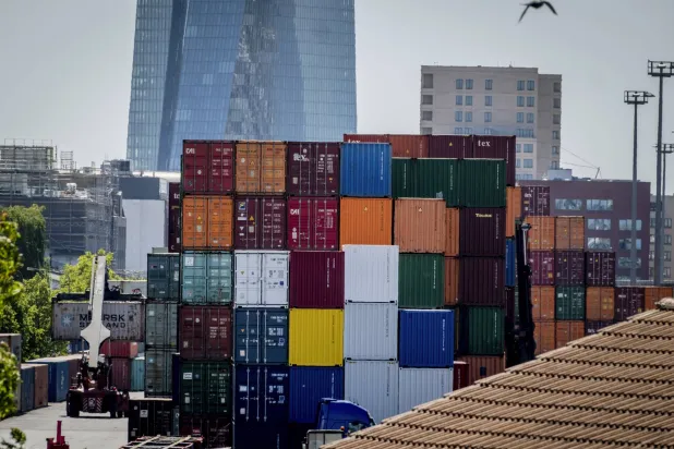 حاويات في منطقة الشحن بفرانكفورت فيما يرى البنك المركزي الألماني أن الاقتصاد يكون قد استأنف النمو في الربيع (أ.ب)