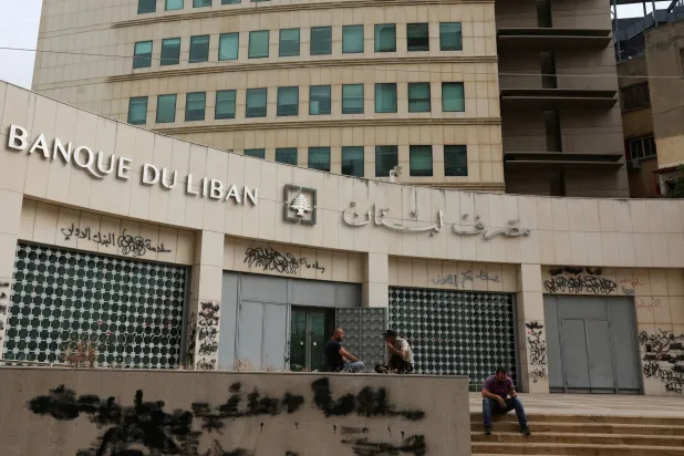 حاكم مصرف لبنان تنتهي ولايته نهاية يوليو فيما الأزمة مستمرة (رويترز)