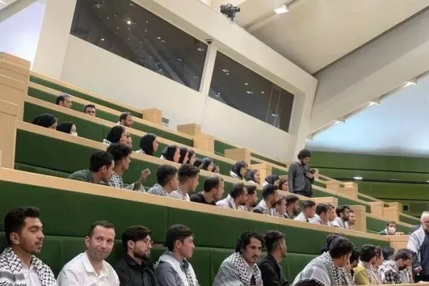 عدد من الطلاب الأجانب في قاعة للبرلمان الإيراني (مهر)