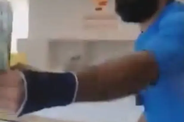 لقطة من فيديو تظهر الموعد بعد حصوله على امواله بالقوة