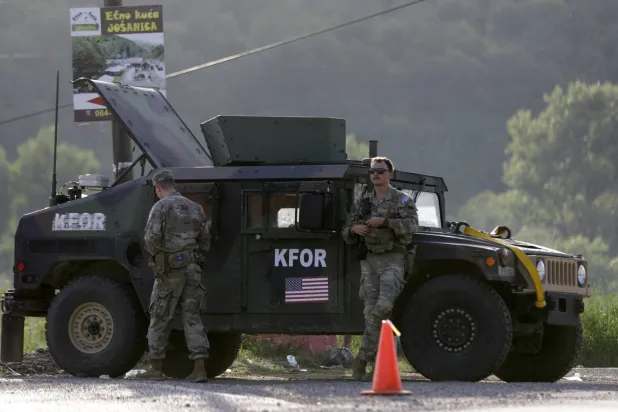 حنديان أميركيان من قوة «كفور» في كوسوفو (أ.ب)