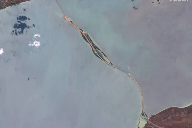 صورة بالأقمار الصناعية لجسر القرم في مضيق كيرتش (رويترز)