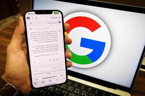 التطورات الجديدة تزيد المنافسة بين ChatGPT وGoogle Bard