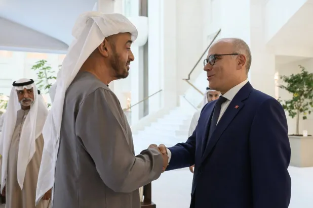 الشيخ محمد بن زايد آل نهيان ونبيل عمار خلال اللقاء (وام)