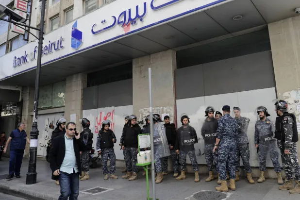 قوات أمن لبنانية تؤمن مصرفا خاصا خلال مظاهرة ضد السياسات النقدية (أرشيفية/أ.ف.ب)