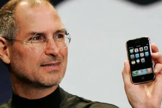 ستيف جوبز مؤسس شركة «أبل» أثناء الإعلان عن إطلاق الهاتف في 2007 (أ.ب)