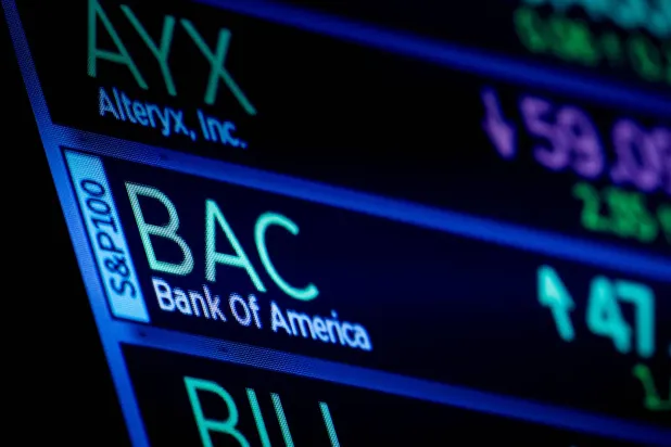 شاشة تداول في بورصة نيويورك تظهر تقدم سهم بنك أوف أميركا الذي نشر نتائجه الفصلية الثلاثاء (رويترز)
