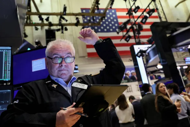 متعاملون في بورصة نيويورك الأميركية... الأسواق لديها مخاوف عدة تتعلق بالمخاطر المحتملة للتداول باستخدام الذكاء الاصطناعي (رويترز)