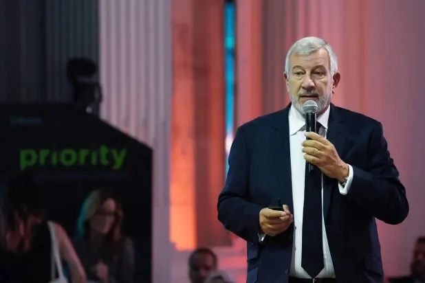 ريتشارد أتياس الرئيس التنفيذي للمؤسسة يتحدث خلال قمة عالمية سابقة للمبادرة بنيويورك (واس)