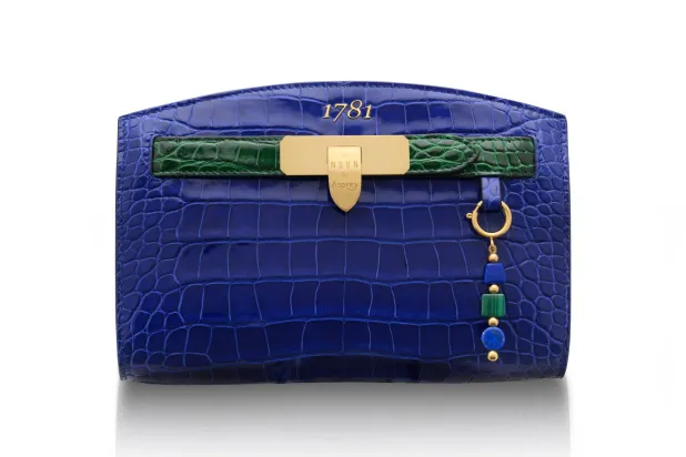 عادت الأميرة نورة الفيصل إلى أرشيف غني لتغرف منه وتستقي منه ألوانها وتطريزاتها (آسبري)