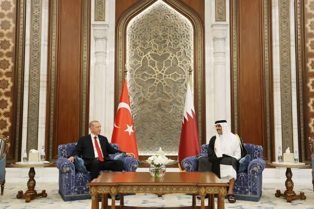 من لقاء أمير قطر والرئيس التركي في الدوحة (غيتي)