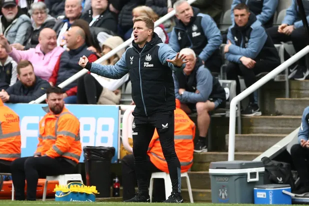 إيدي هاو يشاهد تدريبات الملاكمين لمعرفة كيف يستعدون للنزالات من الناحية النفسية والذهنية (إ.ب.أ)