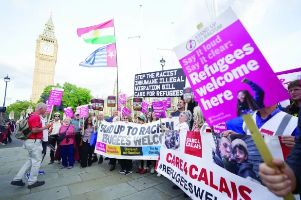 Westminster’deki Parlamento Meydanı’nda pazartesi günü yasa dışı göçmenlik yasasına karşı protesto gösterisi düzenlendi. (DPA)
