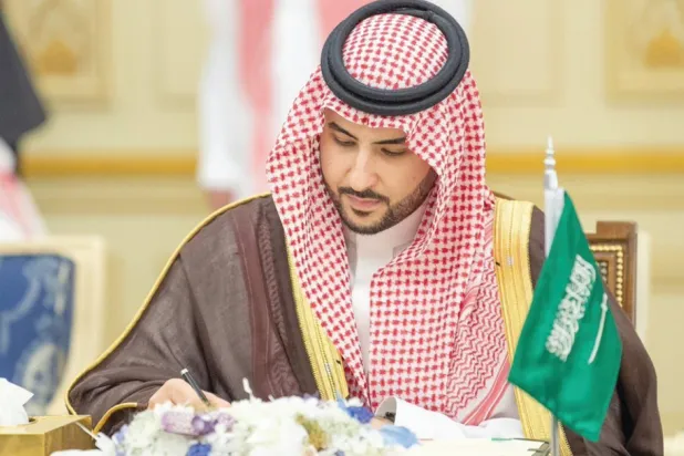 
وزير الدفاع السعودي خلال توقيع الاتفاقية (الشرق الأوسط)